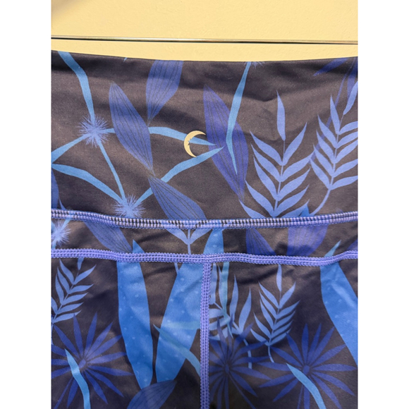 Women's ZYIA ACTIVE Blue Navy Tropical Print Hi-Rise Capri Leggings SZ 6-8 New - Picture 6 of 16